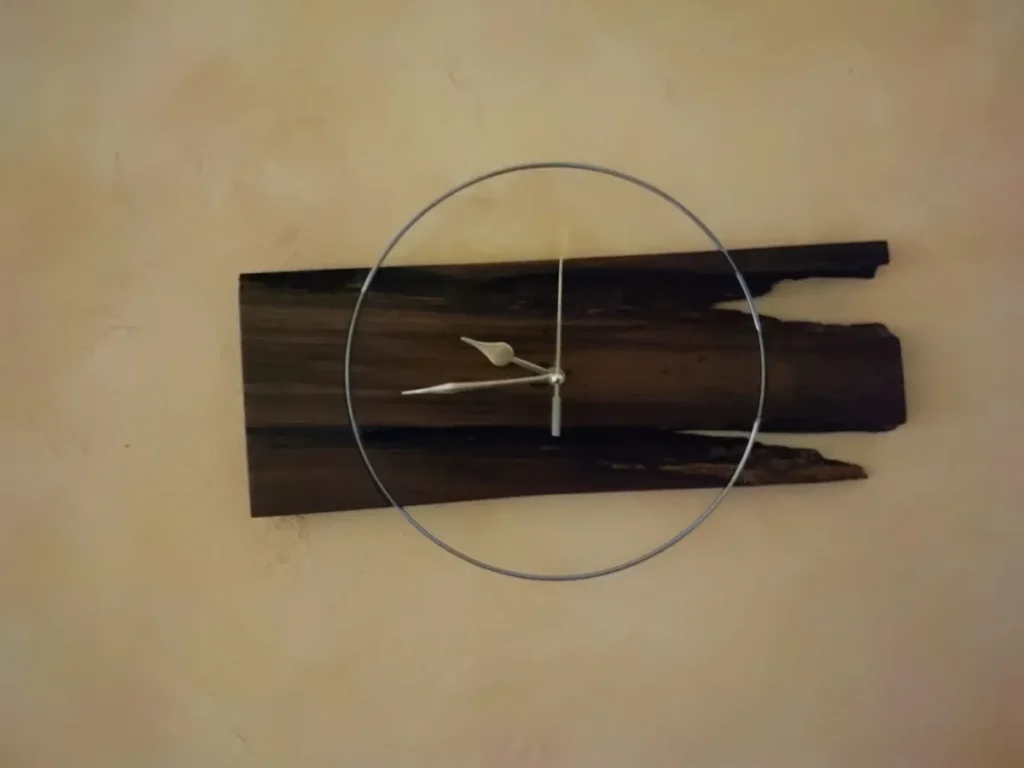 Horloge noyer — pièce unique Ethibois en bois de récupération