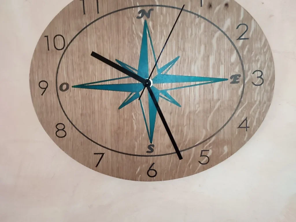 Horloge rose des vents — pièce unique Ethibois en bois de récupération