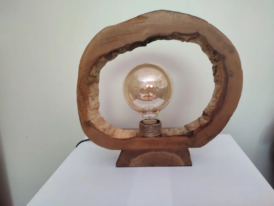 Lampe ronde Ethibois gardant le contour naturel du bois